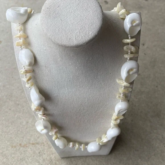 Vintage 1970s Shell Necklace Lei - Rare LARGE Round Shells Hawaiian Wedding